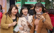 Hạnh phúc ở quanh ta, hạnh phúc ở đâu xa… Hạnh phúc ở quanh ta, hạnh phúc ở đâu xa…