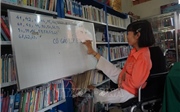 Ngồi xe lăn, viết chữ bằng chân dạy học trò Ngồi xe lăn, viết chữ bằng chân dạy học trò