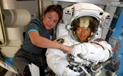 Đội nữ phi hành gia đầu tiên của NASA đi bộ ngoài không gian