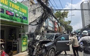 Tài xê ô tô bán tải nghi đột quỵ tông gãy cột điện, một người bị thương nặng