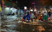 TP Hồ Chí Minh: Nhiều tuyến đường vùng ven ngập sâu trong mưa lớn