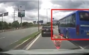 TP Hồ Chí Minh: Xe buýt chuyển làn đột ngột suýt gây tai nạn, nhiều người thót tim