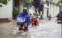 Nhiều khu vực của Hà Nội ngập sau cơn mưa lớn