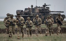 NATO tăng chi tiêu quốc phòng năm 2024 lên mức kỉ lục