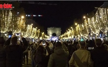 Đại lộ Champs Élysées rực rỡ ánh sáng Giáng sinh, khởi đầu mùa lễ hội ở Paris