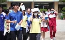 Thí sinh vui vẻ hoàn thành bài thi tổ hợp kỳ thi tốt nghiệp THPT 2024 tại TP Hồ Chí Minh