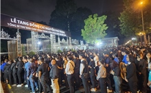 Dù đêm đã khuya, hàng ngàn người vẫn chờ viếng Tổng Bí thư Nguyễn Phú Trọng tại Hội trường Thống Nhất