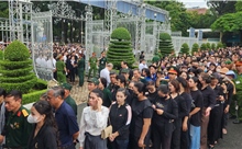 Dòng người xếp hàng dài chờ đến lượt viếng Tổng Bí thư Nguyễn Phú Trọng tại TP Hồ Chí Minh