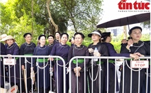 Người dân vượt hàng trăm cây số chờ tiễn đưa Tổng Bí thư Nguyễn Phú Trọng tại khu vực nghĩa trang Mai Dịch