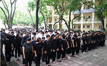 Trường THPT Nguyễn Gia Thiều tổ chức lễ treo cờ rủ tưởng nhớ Tổng Bí thư Nguyễn Phú Trọng