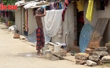 Cư dân khu ổ chuột Ấn Độ căng mình chống chọi nắng nóng cực độ
