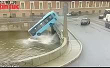 Nga: Xe buýt mất lái húc tung lan can lao xuống sông, gây nhiều thương vong 