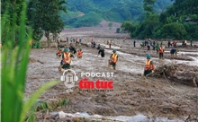 Xúc động hình ảnh bộ đội biên phòng tìm kiếm nạn nhân ở Làng Nủ