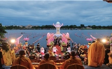 Lễ hội hoa đăng trên dòng sông Hương
