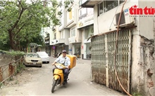 Hà Nội: Nhà nằm giữa đường gây mất an toàn giao thông