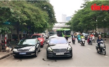 Hà Nội: Ô tô xếp hai hàng dài chờ đăng kiểm gây cản trở giao thông