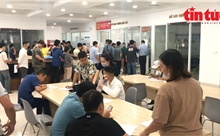 Hà Nội: Người dân xếp hàng dài chờ làm thủ tục cấp đổi giấy phép lái xe