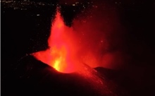 Núi lửa Etna phun trào thổi tro bụi kín trời, Sicily tê liệt hàng không