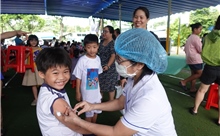 Nguy cơ thêm nhiều ổ dịch mới, TP Hồ Chí Minh đẩy nhanh chiến dịch tiêm vaccine sởi trong trường học