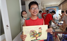 Bệnh nhi hào hứng tham gia vẽ tranh cát Đông Hồ gửi lời tri ân thầy cô nhân ngày 20/11