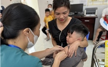 Hà Nội: Hàng nghìn trẻ được tiêm trong ngày đầu tiên của Chiến dịch tiêm vaccine sởi