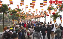 Người dân Thủ đô nô nức đi lễ chùa trong ngày đầu năm mới