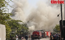 Hà Nội: Khống chế được đám cháy tại kho hàng trên phố Tân Khai