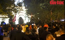 Sau nghi lễ khai ấn, người dân ùa vào đền Trần dâng hương lúc nửa đêm