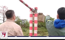 Barie bảo vệ đê sông Đào bị đập phá