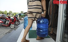 Người dân khu đô thị Thanh Hà khốn khổ vì thiếu nước sạch giữa thời tiết nắng nóng