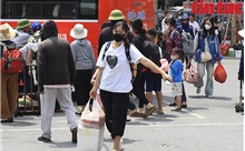 Người dân lỉnh kỉnh hành lý trở lại Hà Nội sau kỳ nghỉ Lễ 30/4 - 1/5