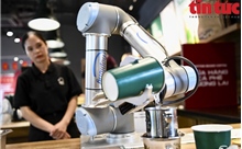 Trải nghiệm mới lạ tại quán cà phê sử dụng robot phục vụ dịp nghỉ Lễ 30/4–1/5