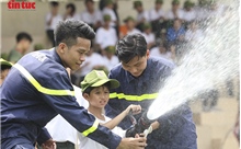Thiếu nhi hào hứng học kỹ năng phòng cháy, chữa cháy