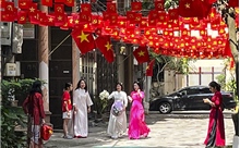 Thiêng liêng màu cờ Tổ quốc trên các ngõ phố Thủ đô