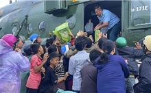 Trực thăng vượt thời tiết xấu, tiếp tế liên tục cho vùng lũ Tây Nguyên