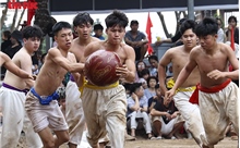 Trai tráng làng Thúy Lĩnh đua tranh vật cầu