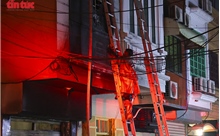 Khống chế kịp thời vụ cháy nhà trong đêm, cứu 5 người mắc kẹt