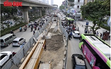 'Lô cốt' án ngữ lòng đường Nguyễn Trãi gây ùn tắc kéo dài