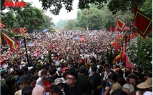 Người dân thành kính hướng về Đền Hùng trong ngày Giỗ Tổ