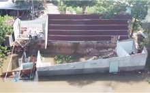 Sạt lở nhấn chìm kho vật tư nông nghiệp ở Đồng Tháp