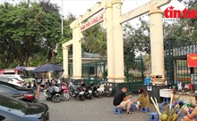 Hà Nội: Cần xử lý tình trạng hàng quán, xe cộ &#39;bịt kín&#39; cổng công viên