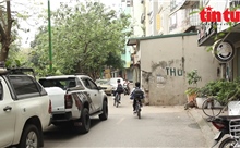 Hai ngôi nhà nằm giữa đường, chiếm hết vỉa hè ở Hà Nội