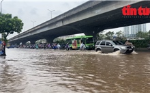 Trục đường Khuất Duy Tiến - Nguyễn Xiển (Hà Nội) nhiều đoạn ngập úng, ùn tắc &#39;không lối thoát&#39;