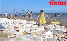 Nghỉ lễ 30/4 - 1/5, bãi biển du lịch Quất Lâm &#39;ngập&#39; trong rác thải