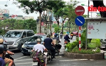 Lũ lượt đi ngược chiều bất chấp nguy hiểm trên đường Nguyễn Ngọc Vũ