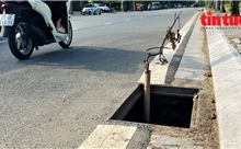Nguy hiểm rình rập trên đoạn đường xuyên tâm phường Cầu Giấy