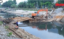 Nhộn nhịp công trường dự án &#39;cứu&#39; sông Tô Lịch