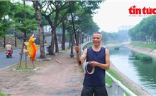 Người dân thong thả câu cá dịp nghỉ Lễ Quốc khánh trên sông Tô Lịch xanh sạch đẹp 