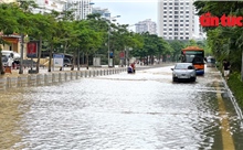 Trưa 1/10, đường Võ Chí Công vẫn ngập sâu khiến giao thông đảo lộn
