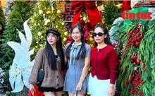 Phố Hàng Mã trang hoàng mùa Noel, giới trẻ check-in không ngớt